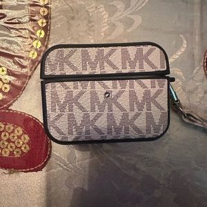 MICHAEL KORS AIR POD PRO CASE